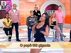 gordita latina en un vestido ajustado kiss xxnxx en el show de tv