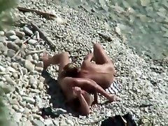 Fast humping for the girlfriends pussy on the beach