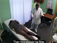 ragazza gioca con massaggi strumento in ospedale falso