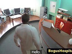 el doctor se folla a los pacientes coño en la sala de espera