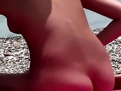 симпатичная нудистская девушка сняла вуайерист на пляже
