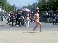 Nude man runs around a ruskaya mama square and gets attention