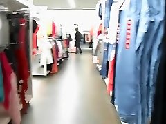 Wife Flashes africaine bbw ass in Public Store