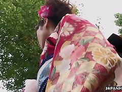 seducente ragazza giapponese in kimono yuria tominaga ottiene la sua figa dita scopata e leccato