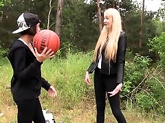 Lesbian teen pussylicked 1 jour group sex toyed outdoors