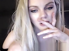 Blonde tight pussy babe solo fingering in trend pornosu solo