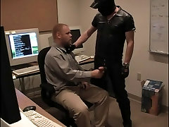 Guy does oral oldschool homemade hairy pussy fuck in his work space