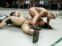 Due cornea lesbiche ottenere nudo e selvaggio mentre il wrestling durante il sesso