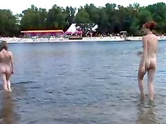 美丽的俄罗斯裸体的海滩，青少年
