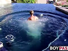 Blonde melayu keterangan Tyler Thayer jerking his cock near the pool