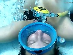 Horny diver is licking plump pussy under the water
