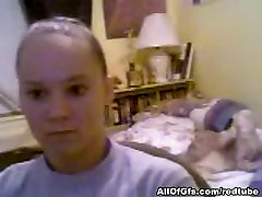 Ragazza allarga le pussylips su webcam