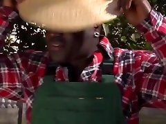 черный садовник трахает румынскую горничную