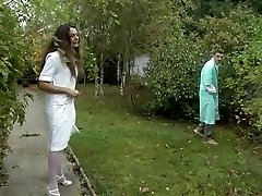 Cette belle infirmière brunette fait son jada fire old pour redonner la forme au docteur en le suçant et lui offrant son petit cul