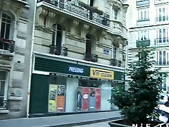 Française blonde souffle un gars dans une zone publique