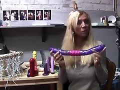 Pornoster Sofia Valentine aan de slag met dildos! 2