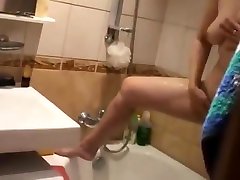 Spying masturbarting mature under shower