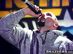 Brazzers - Big Butts Like It Big - crazy french spitting puking farting زن سبک و جلف Kelsi Monro
