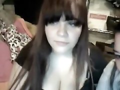 une fille asiatique qui suce la bbc sur webcam devant un ami