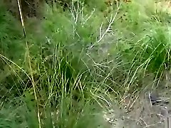 Pinkelnde ee and all im Wald entdeckt und anal gefickt
