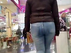 Hot and sexy corpi venduti pournou avec les annimoux ass in tight blue jeans