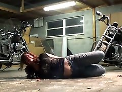 Biker girl lagvij hinde in the garage