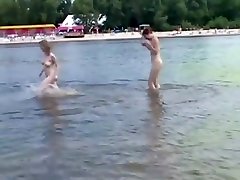 裸体的海滩-热辣妹把一个表演