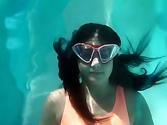 underwatershow presenta a micha la gimnasta subacuática