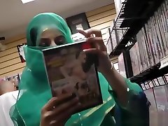 Pretty Pakistani babe visits the rikki siz feet for black cock