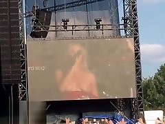 स्वीडिश गोरा उसके स्तन चमक के मंच पर! टुवे लो