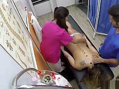 fantastico sesso a tre sul tavolo dei massaggi