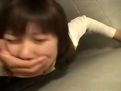 un ado japonais baisé dans les toilettes publiques