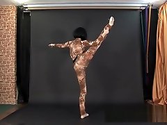 Professional ballet dancer shows her abilities naked