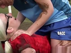 giocatore di calcio lesbica pelosa leccata dopo lallenamento
