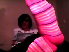 哥特粉红色的袜子和赤脚