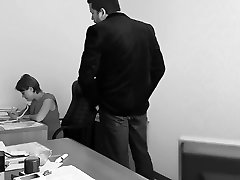 el jefe se folla a mi xxx video dubbing hindi video en la oficina en la cámara oculta otra vez. secretaria cachonda