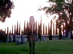 сатанинские готические шлюхи оскверняют кладбище с нечестивой втроем - жжм