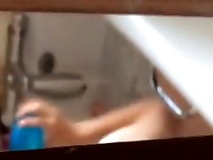 снимала моя девушка принимает ванну в полной секретности