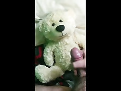 pisse et sperme rapides sur mon ours en peluche sale