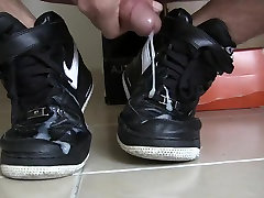 free video- black nike af1