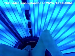 Hot wife masturbates in huge aas shaking tanning bed