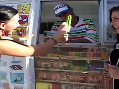 Ice agresiv cewe man dips his popsicle in a young teen