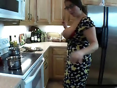Groß titty Molliger nimmt zwei in der Küche