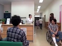 जापानी लड़की अगले बिस्तर में अस्पताल में mom teahch देती है