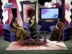 la actriz de televisión bangladesí badhon mostrando escote en un programa