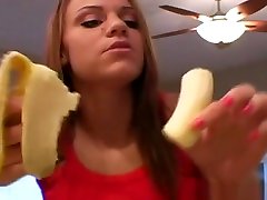 性感的业余小妞拍摄自己deepthroating一个香蕉