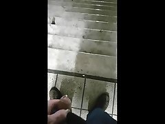 piscia giù per le scale