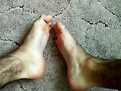 very chapina pillada legs -- top view bare feet -- a guy on youtube