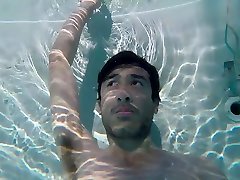 1: 40 retenez votre webcam gay masturbandose dans la piscine