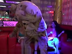 رقص خرس-مک و شان بی قانون زنجیر دیک در یک مهمانی
